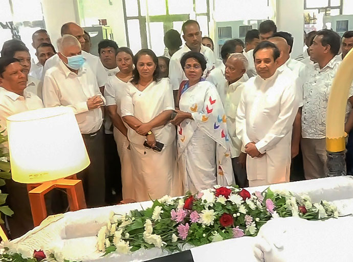 රනිල් වික්‍රමසිංහ නන්දන ගුණතිලකට අවසන් ගෞරව දක්වයි