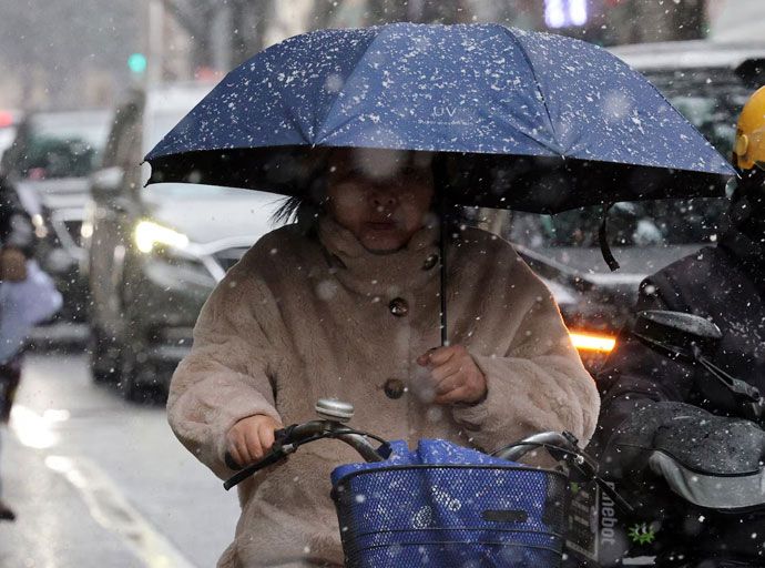 ෂැංහයි නගරයට දුර්ලභ හිම පතනයක්