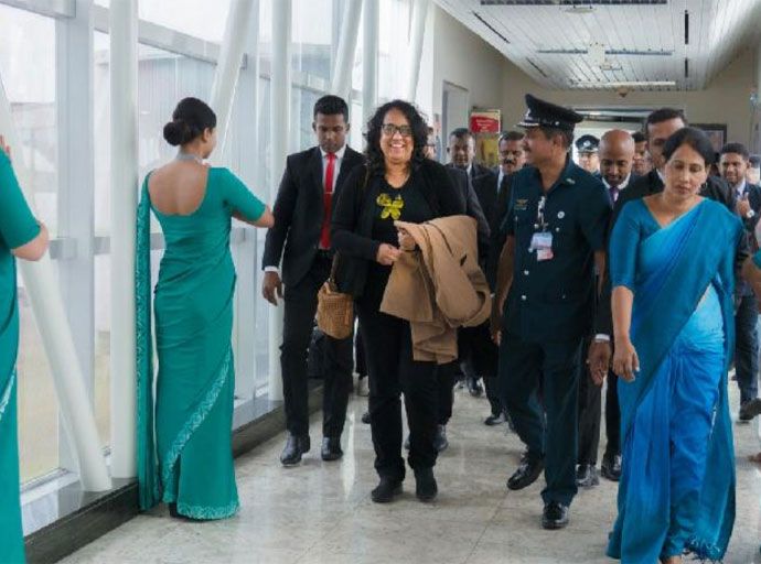 ලෝක ආර්ථික සමුළුවට සහභාගී වූ අග්‍රාමාත්‍යවරිය සාර්ථක රාජ්‍ය තාන්ත්‍රික හමුවීම් රැසකට පසු දිවයිනට පැමිණෙයි.