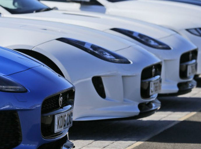 රාජ්‍ය සේවක වාහන පර්මිට් 25,000ක් වසර පහක් තිස්සේ දුම් මැස්සේ!