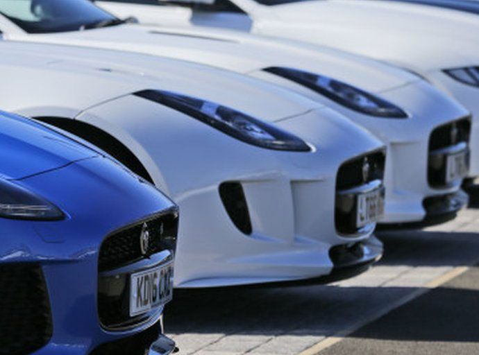 රාජ්‍ය සේවක වාහන පර්මිට් 25,000ක් වසර පහක් තිස්සේ දුම් මැස්සේ!