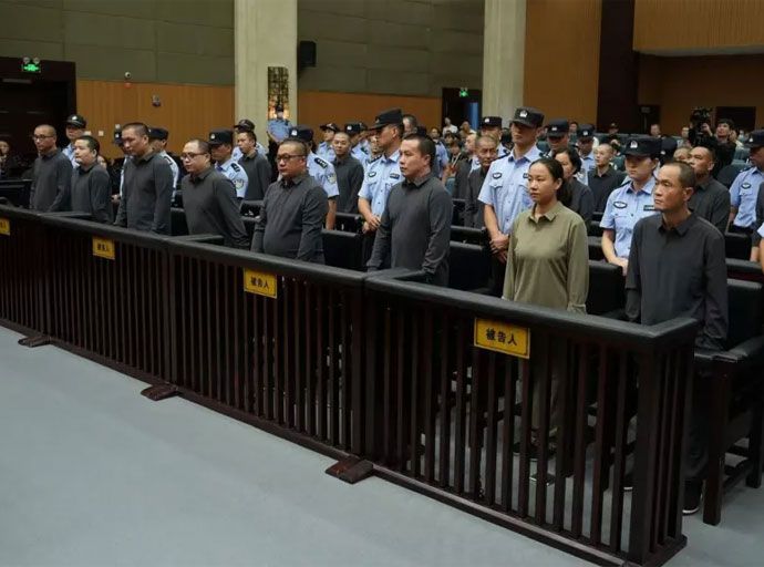 එක ම පවුලේ 11 දෙනෙකුට මරණ වරෙන්තු