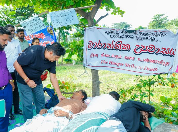 රජයේ මැති ඇමතිවරු විසින් ගුරු සංවර්ධන නිලධාරීන් අතරමං කරලා - විපක්ෂ නායක සජිත් ප්‍රේමදාස