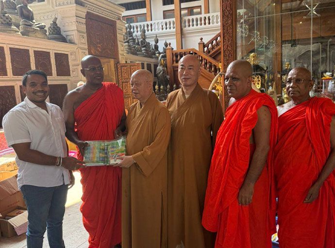 නාමල් ගේ ''ආදරය'' වෙනුවෙන් ගංගාරාමයේ දී පොත් පරිත්‍යාගයක්