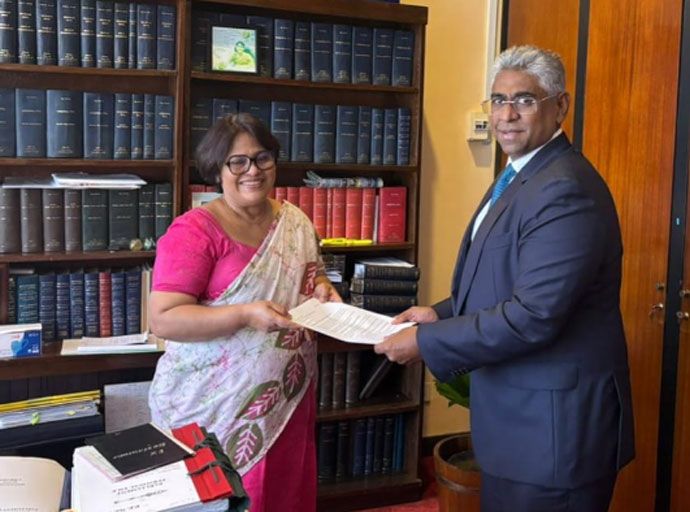 ෆයිසර් මුස්තාපා, සුවිශේෂී ව්‍යවස්ථාපිත සංශෝධන පාර්ලිමේන්තු මහලේකම්වරිය වෙත භාර දෙයි