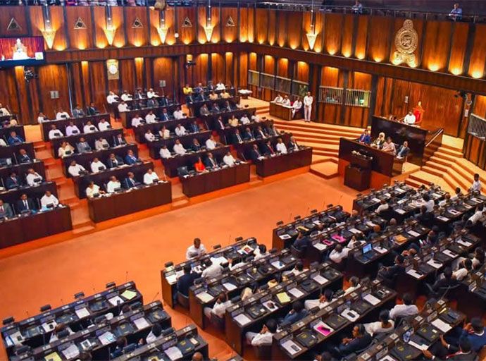 දයාසිරිගේ වරප්‍රසාද ප්‍රශ්නයට ඉඩනෑ: විපක්ෂ මැතිසබයේ විරෝධයක