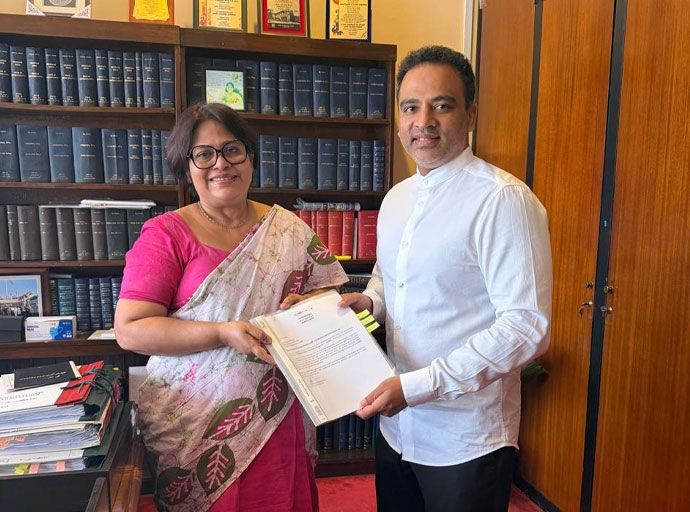 හර්ෂණ රාජ කරුණා මන්ත්‍රීවරයා වෙතින් පෞද්ගලික මන්ත්‍රී පනත් කෙටුම්පතක්