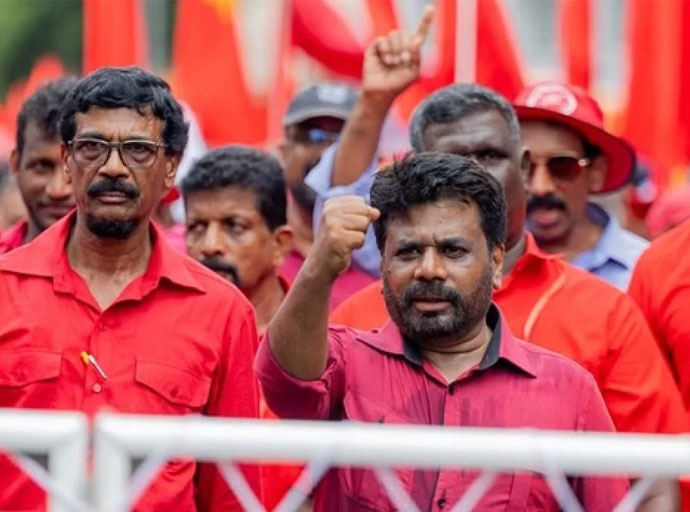 විප්ලවවාදී රතු කමිසය යට සැඟවුණු සාම්ප්‍රදායික උපාසකයා