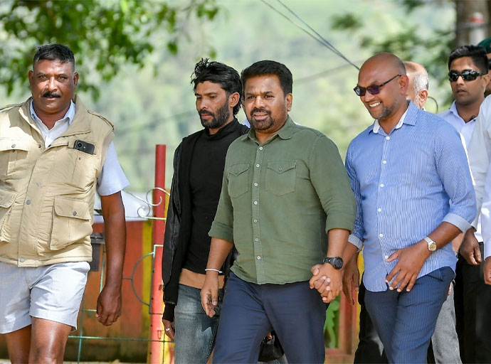 ජනපති වතු කම්රුවන් ගේ දුක සැප විමසයි