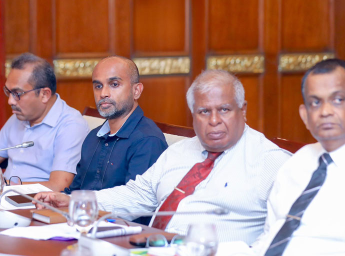 ජනාධිපතිවරයා සහ ප්‍රවාහන සහ මහාමාර්ග අමාත්‍යංශයේ නිලධාරීන් අතර හමුවක්