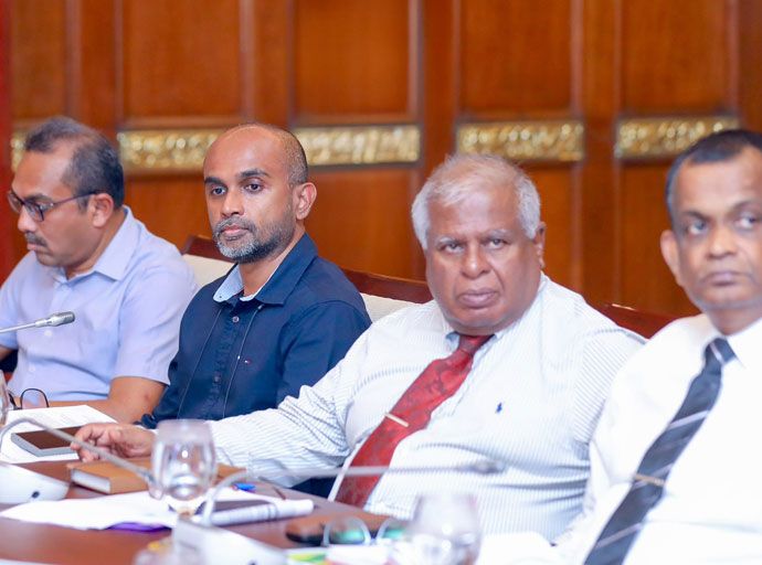 ජනාධිපතිවරයා සහ ප්‍රවාහන සහ මහාමාර්ග අමාත්‍යංශයේ නිලධාරීන් අතර හමුවක්