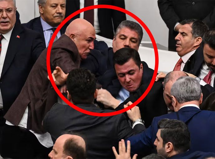 තුර්කි පාර්ලිමේන්තුවේ ගුටි බැට හුවමාරුවක්