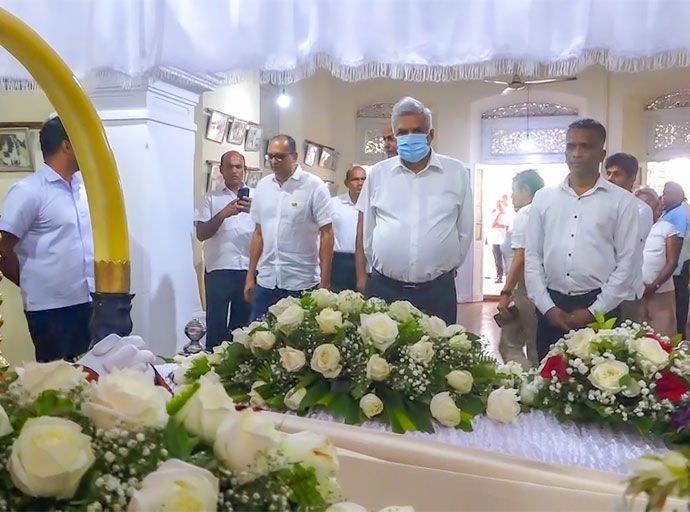 රනිල්, තිස්ස විතාරණට අවසන් ගෞරව දක්වයි