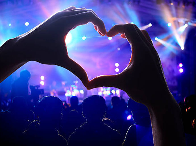 කොන්සර්ට් එකක් සහ ස්වයං උපහාර උළෙලක්