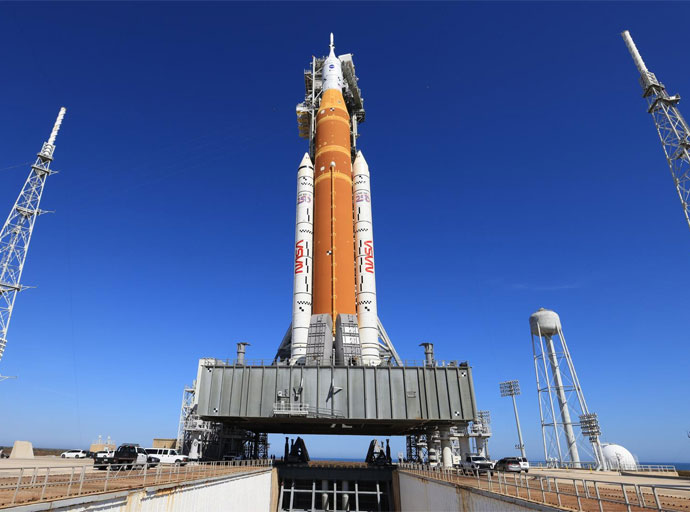 දශක පහකට පසු යළිත් සඳ ගමනට සැරසෙයි  