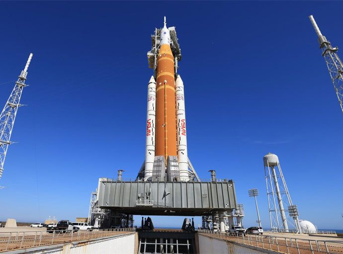 දශක පහකට පසු යළිත් සඳ ගමනට සැරසෙයි  