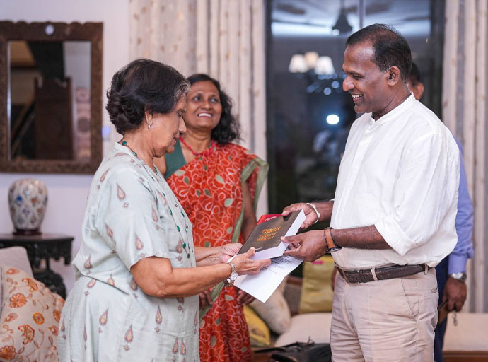 "අසූවේ පරපුරෙන් සන්නද්ධව" දෙවන මුද්‍රණයෙහි පිටපතක් චන්ද්‍රිකා වෙත...