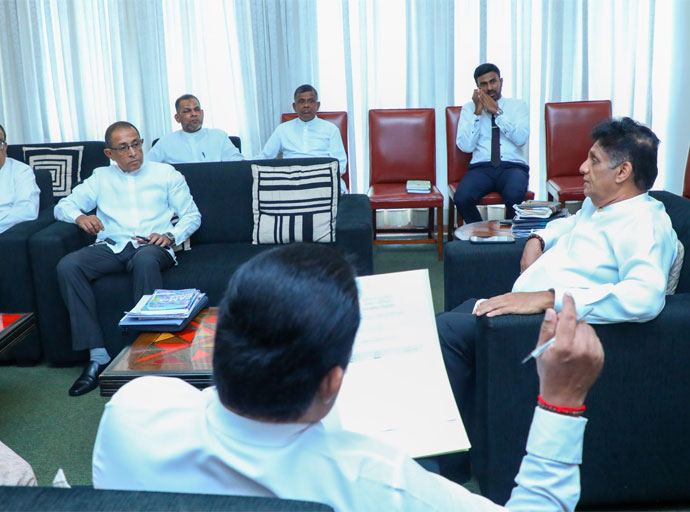 විපක්ෂ නායකවරයා ප්‍රමුඛ විපක්ෂයේ මන්ත්‍රීවරු පාර්ලිමේන්තුවේ දී හමුවෙති