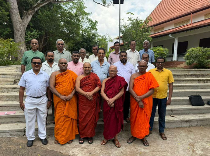 මහා සංඝරත්නය මුල් වී අවුරුදු නැකැත් සීට්ටුව නිමවයි