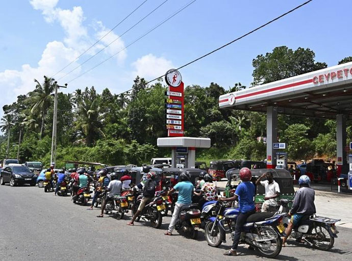 වාහනවල අවසන් ඉලක්කමට අදාළව ඉන්ධන නිකුත් කිරීම හෙට සිට