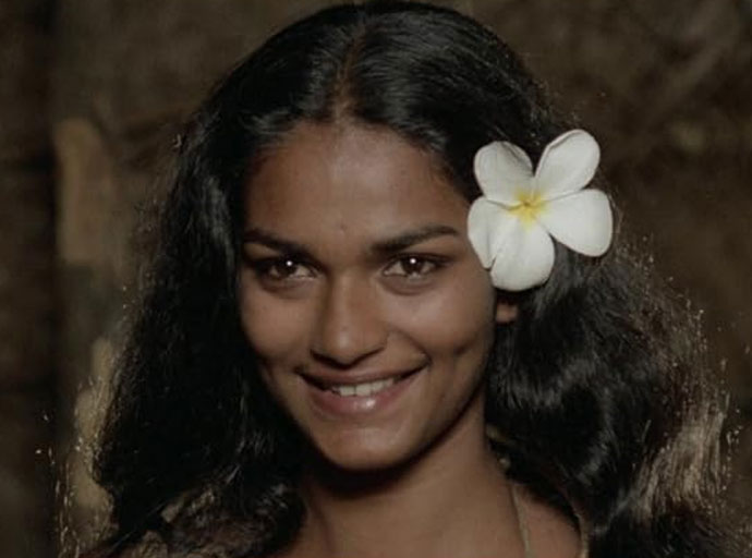 රාත්‍රී අහස හරහා ගමන් කරන දීප්තිමත් වල්ගා තරුව - අකුෂ්ලා සෙල්ලාය