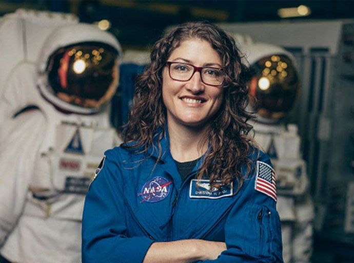 හඳ වටේ ගිය "ආටෙමිස්" කණ්ඩායමේ ගැහැනු හයිය; ක්‍රිස්ටිනා කෝච් ගැන අප නොදන්නා කතාව