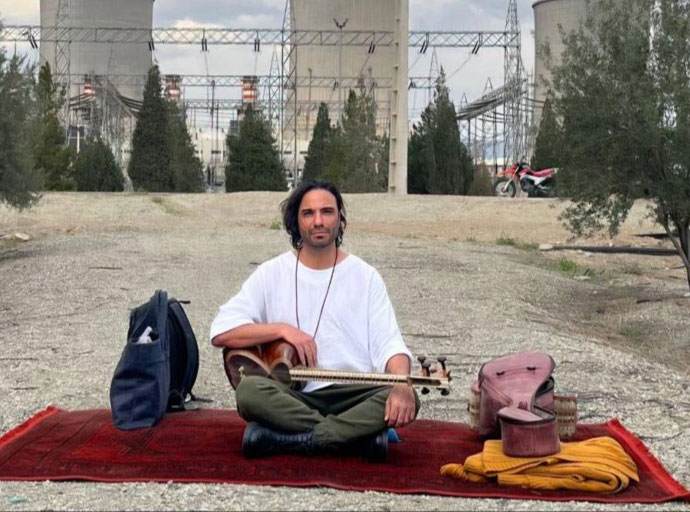 යුද්ධයට එරෙහිව තාර් වෙණ වැයූ ඉරාන සංගීතවේදියාට ආදරයෙනි...!