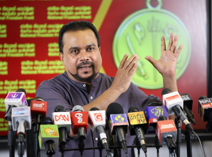 අඟුරු කුමාරලා සහ බාල කුමාරලා හිරේ විලංගුවේ ලගින්නට බලාගෙන ඉන්න - විමල් වීරවංශ