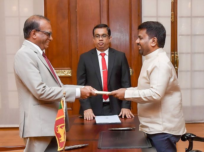 අනුර කරුණාතිලක බලශක්ති අමාත්‍යවරයා ලෙස ජනපති ඉදිරියේ දිවුරුම් දෙයි