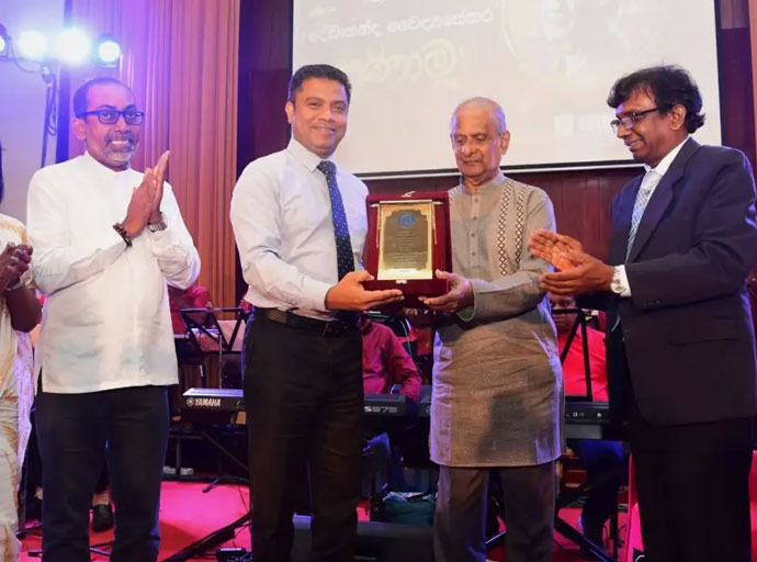 දේවානන්ද වෛද්‍යසේකර දශක නවයක කලා මෙහෙවරට ප්‍රණාම පුදකරමින් “නීල නුවන්” ප්‍රසංගය ශ්‍රී ලංකා ගුවන් විදුලි සංස්ථාවේ දී