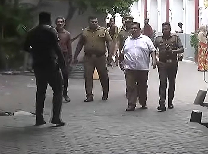 පාර්ලිමේන්තු මන්ත්‍රී චාමර සම්පත් දසනායක ගේ විදෙස් ගමන් තහනම තාවකාලිකව ඉවත් කරයි