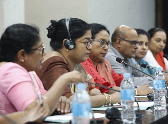 අනුරාධපුර දැරිය අපයෝජන සිද්ධියේ ඉදිරි නීතිමය පියවර සොයා බැලීමට පාර්ලිමේන්තු  මන්ත්‍රීවරියන්ගේ සංසදය විශේෂ සාකච්ඡාවක