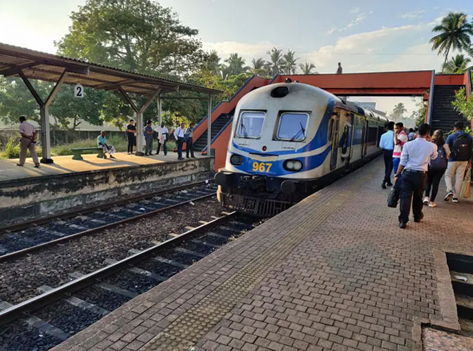 වෙසක් උත්සවයට සමගාමීව විශේෂ දුම්රිය සේවා