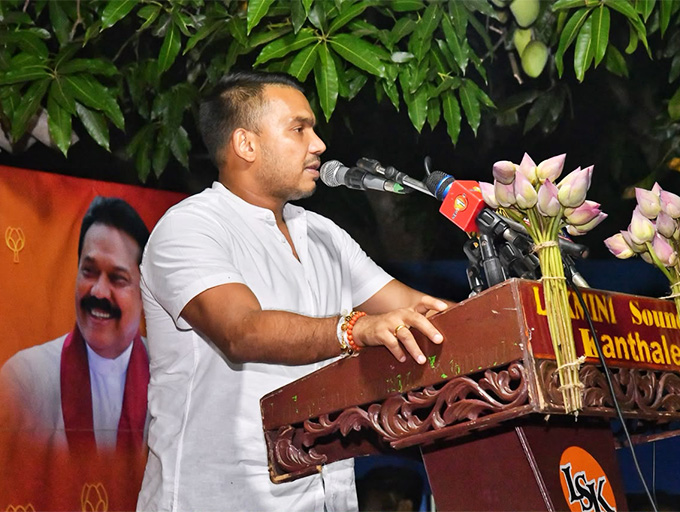 මේ දවස්වල ආණ්ඩුවේ හැම ගිණුමකින්ම සල්ලි යන්නේ වැරදි ගිණුම්වලට - නාමල් රාජපක්ෂ