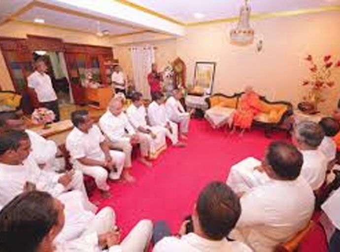 ජනතාවාදී ඒකාබද්ධ විපක්ෂයේ නායකයින් මල්වතු පාර්ශවයේ මහානායක හිමිපාණන් බැහැදකියි