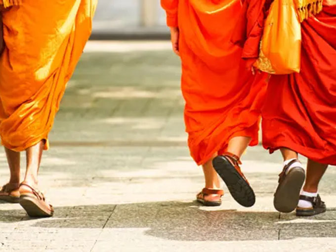 ආරණ්‍ය සේනාසනයක් නෙවෙයි, අපයෝජන මධ්‍යස්ථානයක්!