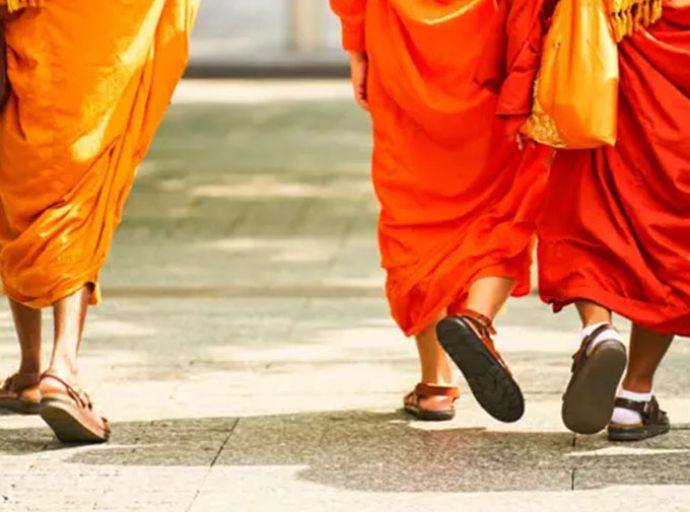 ආරණ්‍ය සේනාසනයක් නෙවෙයි, අපයෝජන මධ්‍යස්ථානයක්!
