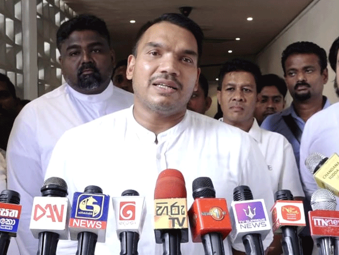 මදුරුවන්ට බෙහෙත් ඉහින්න නම් පැමිණිලි දහයක්වත් තියෙන්න ඕන; කොළඹ අවට ප්‍රාදේශීය සභාවකින් කියලා - නාමල් රාජපක්ෂ