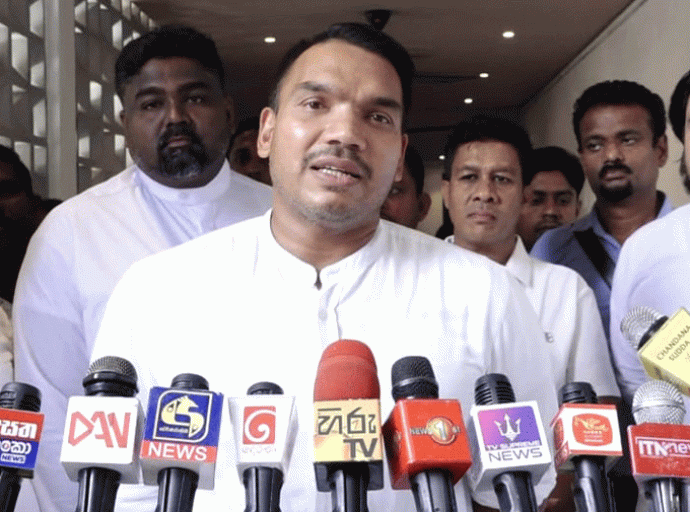 මදුරුවන්ට බෙහෙත් ඉහින්න නම් පැමිණිලි දහයක්වත් තියෙන්න ඕන; කොළඹ අවට ප්‍රාදේශීය සභාවකින් කියලා - නාමල් රාජපක්ෂ