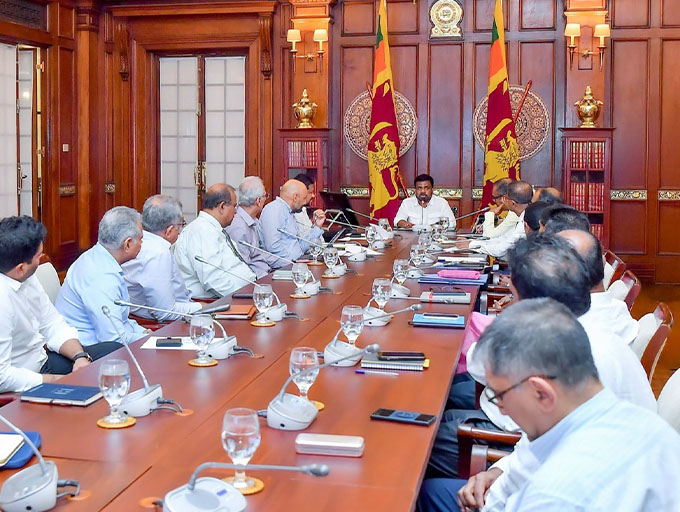 ඇඟලුම් ක්ෂේත්‍රයේ ප්‍රමුඛ පෙළේ ව්‍යාපාරිකයින් සහ ජනපති අතර හමුවක්