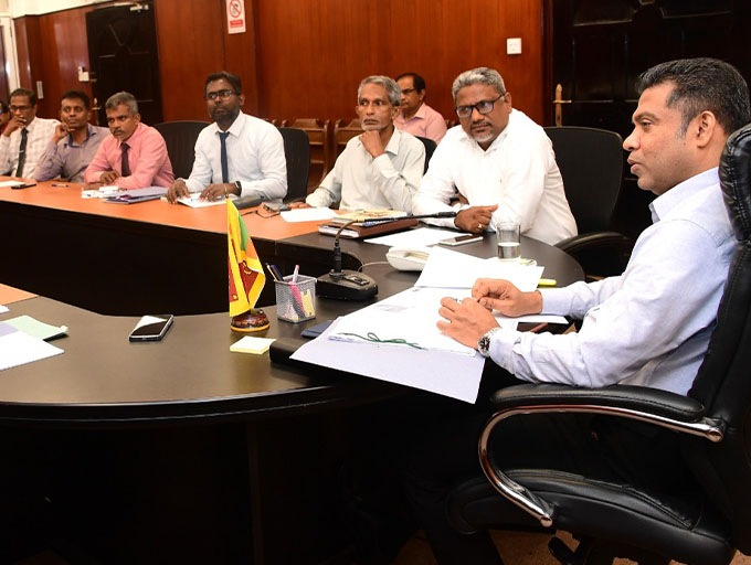 අමාත්‍ය වෛද්‍ය නලින්ද ජයතිස්ස  සහ රජයේ ඖෂධවේදීන්ගේ සංගමයේ විධායක සභාවේ නිලධාරීන් අතර විශේෂ සාකච්ඡාවක්