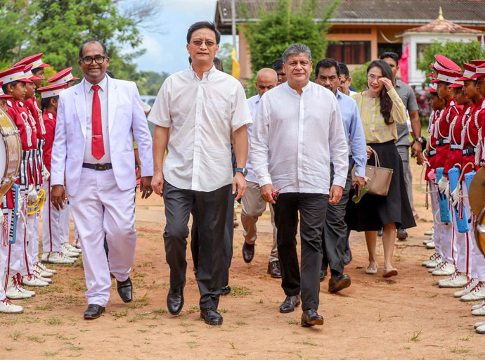 චීන සහෝදරත්වයේ සෙනෙහස රැගෙන චීන තානාපති දිලිත් ගේ ගමට