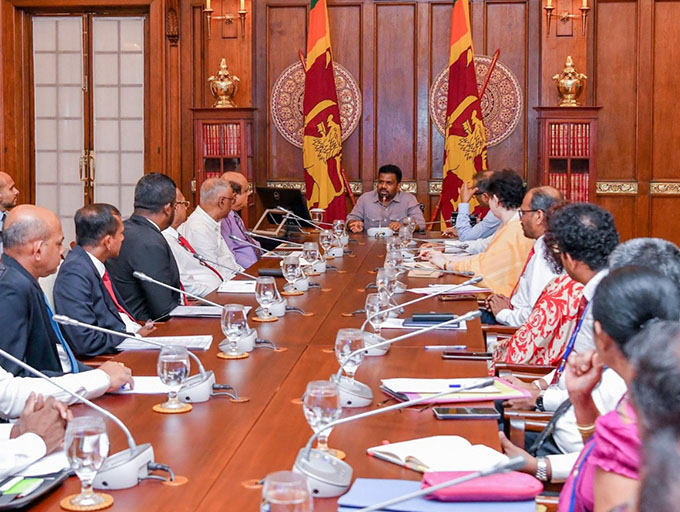 ජනපති සහ පොල් සහ ආහාරපාන ආශ්‍රිත නිෂ්පාදන කර්මාන්තකරුවන් අතර හමුවක්
