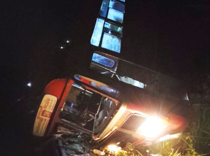 බස් රථයක් ප්‍රපාතයකට; 40කට තුවාලයි