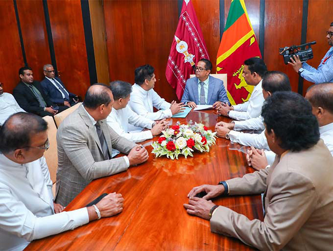 සජිත් ප්‍රේමදාස ඇතුළු  විපක්ෂයේ මන්ත්‍රීවරු, මීගමුව බන්ධනාගාරය තුළ සිදු වූ සිද්ධිය පිළිබඳව පාර්ලිමේන්තු විවාදයක් ඉල්ලති