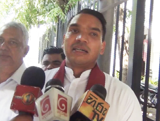 ආණ්ඩුවට බලය දරාගන්න බැරුව උමතු වෙලා - නාමල් රාජපක්ෂ