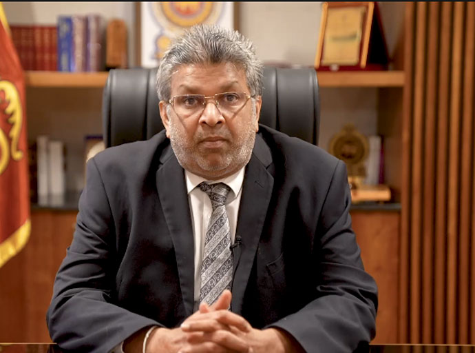 බන්ධනාගාර තුළ කළහකාරී ලෙසින් හැසිරී තමන්ගේ සම්පත් විනාශ කර ගන්න එපා - අධිකරණ අමාත්‍ය හර්ෂණ නානායක්කාර