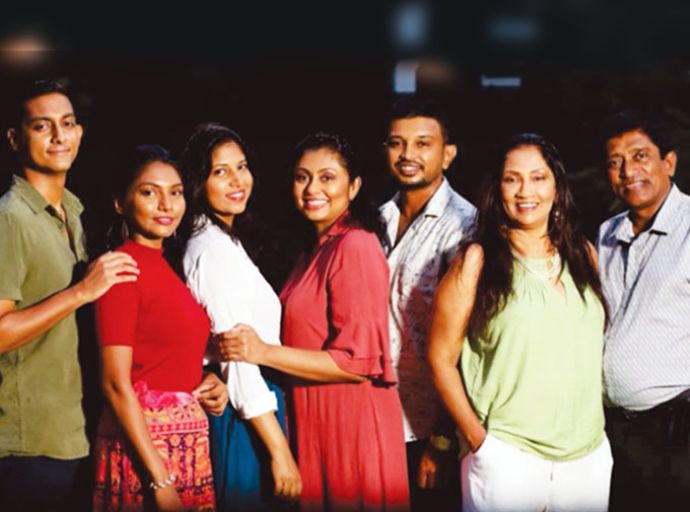 'අපේ ගෙදර ගිනි තියයි ද' - පවුලේ කතාවක් ම පමණි
