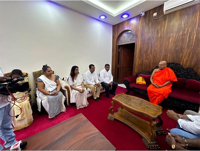නිදහස් මෙහෙයුම් මධ්‍යස්ථානයේ නියෝජිත පිරිසක් ඉත්තෑපානේ ධම්මාලංකාර හිමි හමුවෙති
