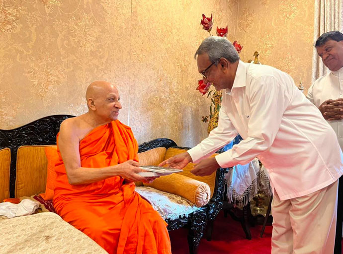 ඉමිතියාස් බාකර් මාකර් ගේ කෘති දෙකක් මල්වතු පාර්ශවයේ මහානායක හිමි වෙත පිරිනමයි